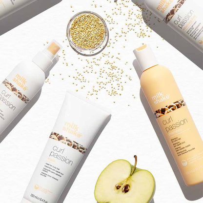 Piccola ciotola trasparente in vetro con dei semi all'interno. 