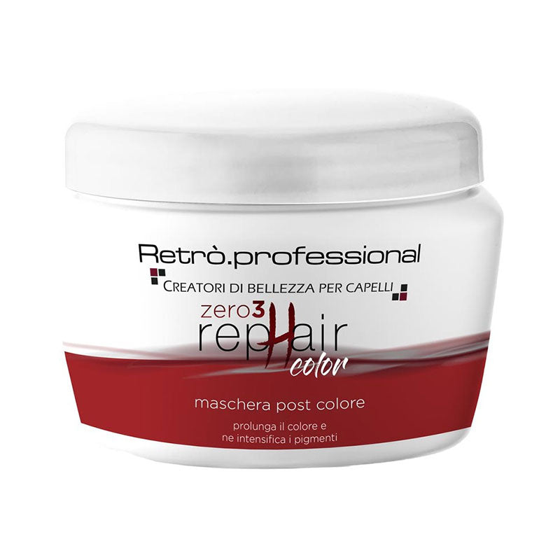 Vaso bianco con scritte in risalto in rosso.